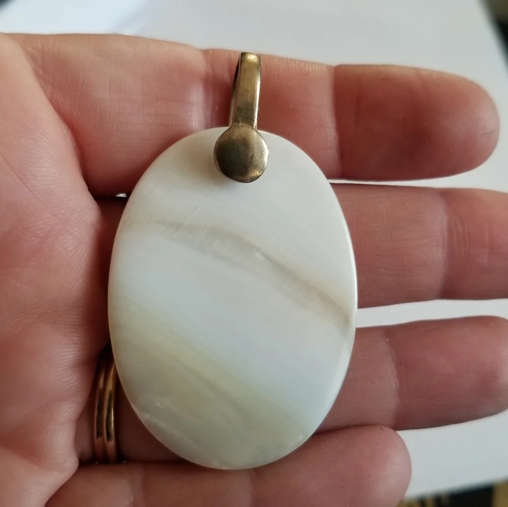 Vintage seashell pendant mother of pearl off white gold tone beach sea shell